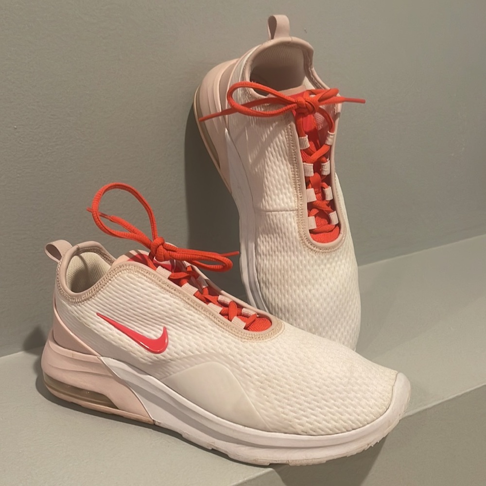 NIKE AIR MAX MOTION 2 Shoes Size 9.5
